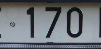 Una targa con lo standard usato dal '94