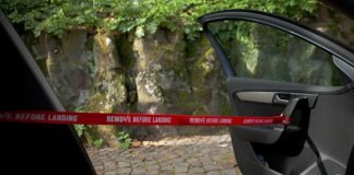 Un'immaine del "Remove before landing"