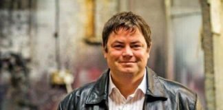 Il conduttore britannico Mike Brewer