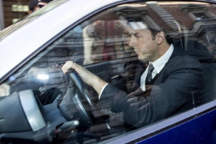 Il Presidente del Consiglio Matteo Renzi sulla smart Il Presidente del Consiglio Matteo Renzi sulla smart