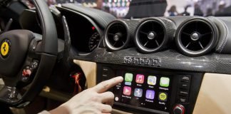 La schermata CarPlay sulla Ferrari