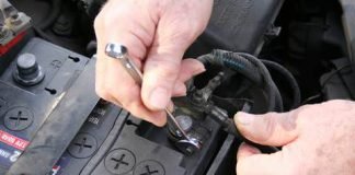 scollegare la batteria in caso di lungo viaggio