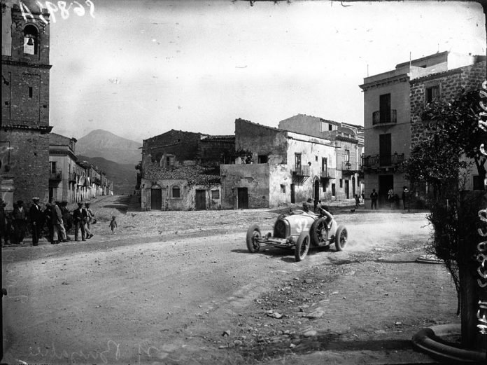 Ferdinando_Minoia_in_his_Bugatti_at_the_1928_Targa_Florio