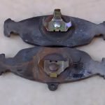 Brake_pads_fitted_with_spring_anchor