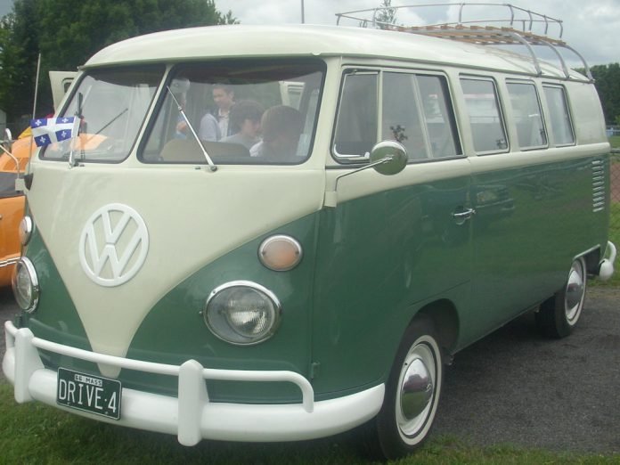 '66_Volkswagen_Kombi_(Auto_classique_St._Lazare_'10)