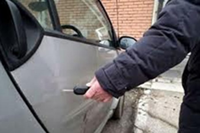auto rigata quando è parcheggiata