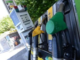 Prezzi dei carburanti ancora alti: cosa sta facendo il Governo e perché la benzina non scende quanto dovrebbe