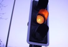 Semaforo giallo e multe, bastano 3 secondi? Come viene stabilita la durata