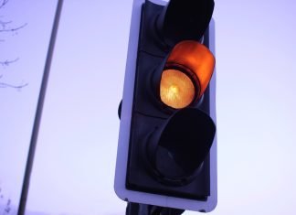 Semaforo giallo e multe, bastano 3 secondi? Come viene stabilita la durata