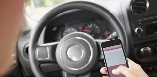 Guida con cellulare