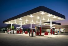 Benzina rinnovabile al 100%, parte il test di Toyota, BMW, Bosch e Repsol: può salvare le auto con motore termico? Come risparmiare benzina guidando