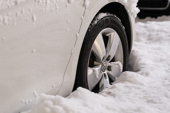 guidare su neve e ghiaccio