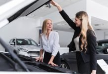 Auto usata con pochi chilometri: i controlli che contano più del numero sul contachilometri auto elettrica usata