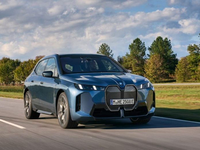 BMW iX, il restyling