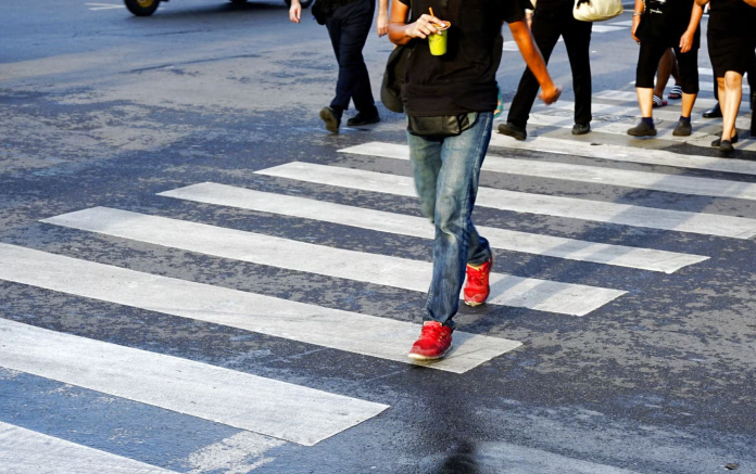 pedoni sulle strisce