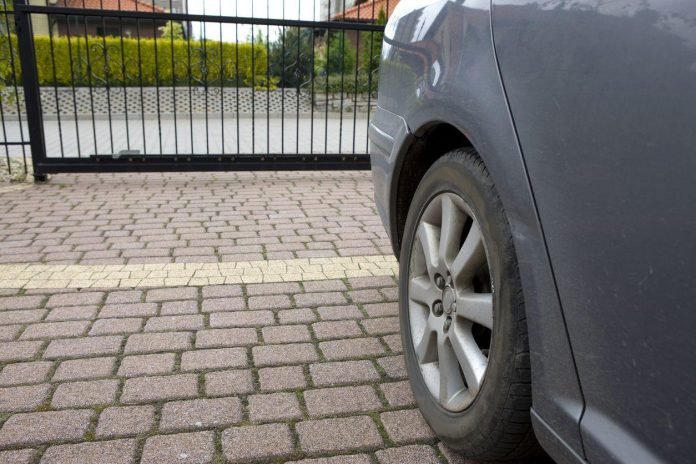 Parcheggio davanti a cancellata o ingresso di casa senza passo carrabile, quando è consentito