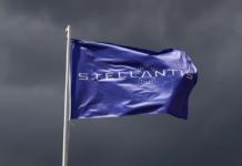 Stellantis cresce del 13% e guadagna 300 milioni, ma l’Europa resta in rosso: cosa dicono i conti 2026