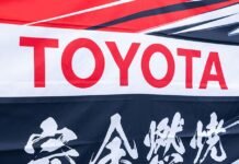 Toyota resta il primo costruttore al mondo, ma rallenta: ibride ed elettriche da record non compensano il crollo in Cina