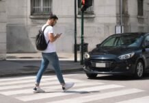 Cellulare mentre si attraversa la strada
