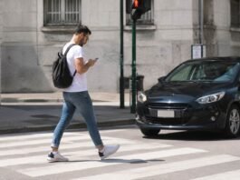 Cellulare mentre si attraversa la strada: le nuove multe per i pedoni Cellulare mentre si attraversa la strada